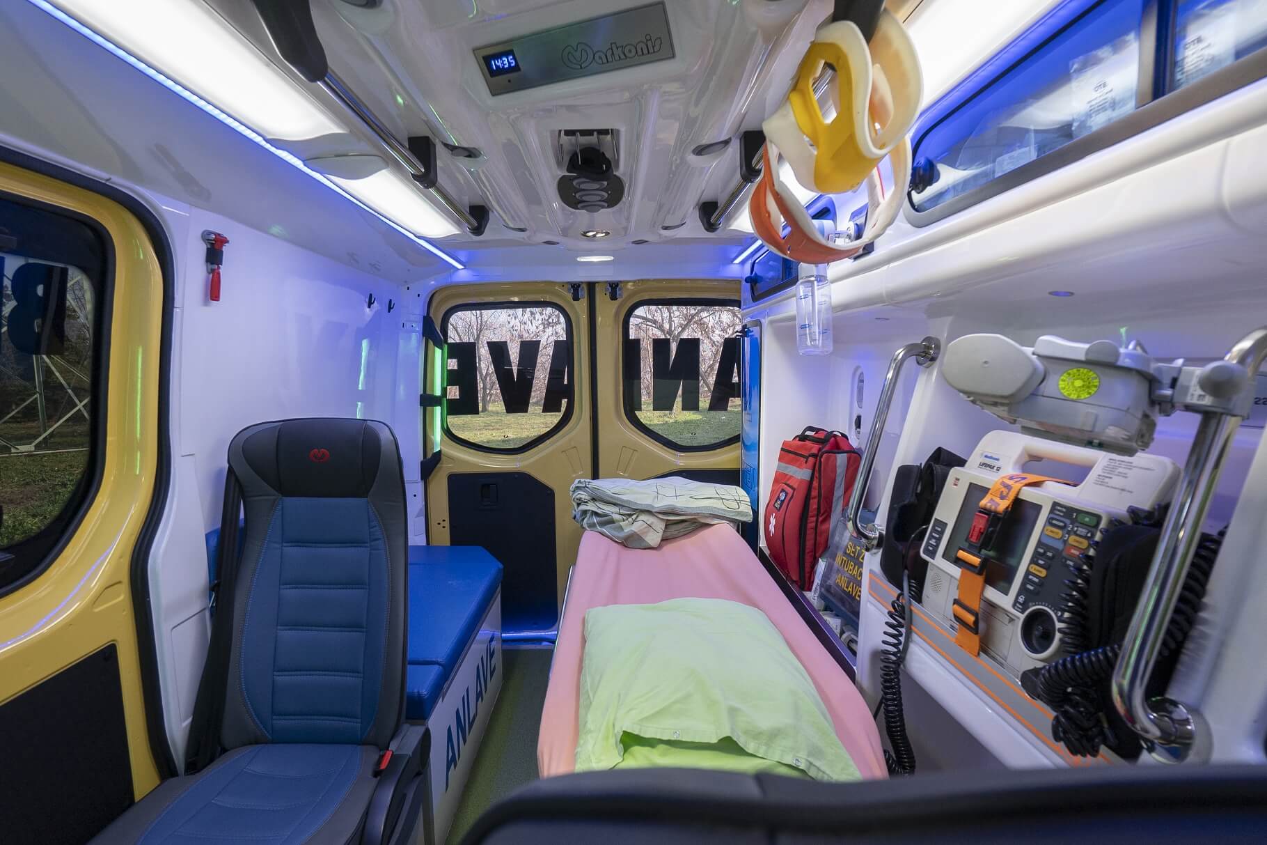 Unutrašnjost sanitetskog vozila za prevoz pacijenata iz Nemačke za Srbiju